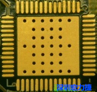 這是最不好的通孔設計，貫穿通孔直接擺放于QFN的接地散熱墊上，制造上無法確保其錫量，也就無法確保焊接良好。