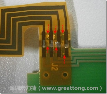 這張圖所顯示的，PCBA工廠(chǎng)實(shí)際進(jìn)行HotBar(熱壓熔錫焊接)焊接的時(shí)候，經(jīng)常會(huì)出現(xiàn)這類(lèi)焊墊之間短路的問(wèn)題，下面的圖示為比較嚴(yán)重的案例，大部分都只有部份溢錫，但這對(duì)品質(zhì)信賴(lài)杜已經(jīng)產(chǎn)生了及大的為害，既使現(xiàn)在測(cè)試沒(méi)有出現(xiàn)問(wèn)題，難保在高溫膏濕的環(huán)境下不會(huì)出現(xiàn)電子遷移(Electromigration)的現(xiàn)象。