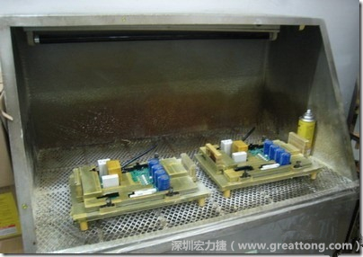 使用噴涂(Spraying)方式作業(yè)conformal coating時(shí)，需設(shè)備抽真空的設(shè)備，否則噴涂的物質(zhì)會(huì)飄散到空氣當(dāng)中，影響人體的健康。