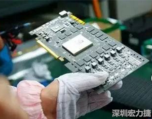 在當(dāng)前的產(chǎn)業(yè)鏈整合和協(xié)同發(fā)展創(chuàng)新的戰(zhàn)略轉(zhuǎn)型期，PCB高密度化和PCB新功能化和智能化，輕、薄、細(xì)、小的發(fā)展帶來(lái)的產(chǎn)品散熱、精密布局、封裝設(shè)計(jì)等也為上游CCL產(chǎn)業(yè)的創(chuàng)新提出了更為嚴(yán)苛的要求。