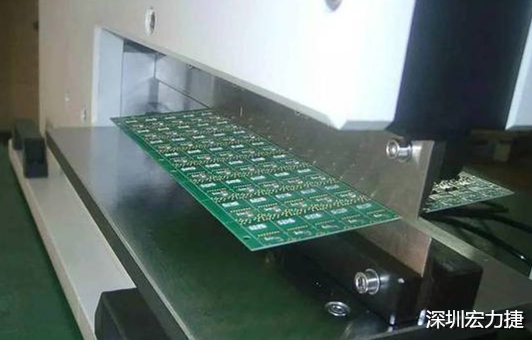 基本上V-Cut就是破壞板子結(jié)構(gòu)的元兇，因?yàn)閂-Cut就是在原來一大張的板材上切出溝槽來，所以V-Cut的地方就容易發(fā)生變形。