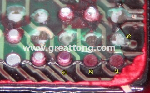 下圖是紅墨水測試后將PCB板子拿回來側(cè)一個角度拍攝的照片，就可以很清楚的看到錫球黏在PCB端，或不在PCB端。