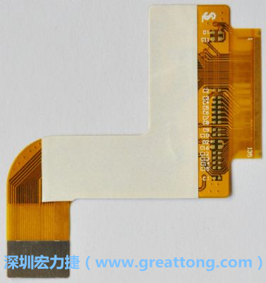 FPCB并非可無限制撓曲，為避免過度撓曲拉扯造成銅箔斷裂，一般在較長條型板材會貼附補強貼片。
