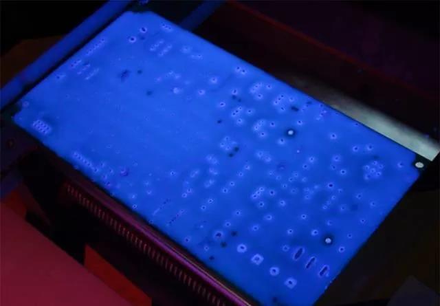經(jīng)過涂覆工藝后的PCB，在紫光燈下的拍攝效果，原來coating也可以這么美！