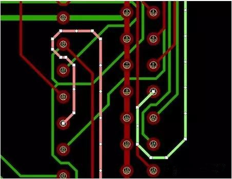 通過(guò)自動(dòng)優(yōu)化導(dǎo)線形狀消除導(dǎo)線打彎(用線段近似弧線只是為了顯示沒(méi)有弧線的任何角度例子)。