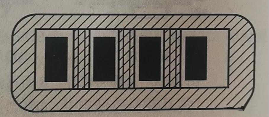 在兩個(gè)焊盤(pán)之間有導(dǎo)線通過(guò)時(shí)，應(yīng)采取PCB阻焊設(shè)計(jì)，以防止焊接短路